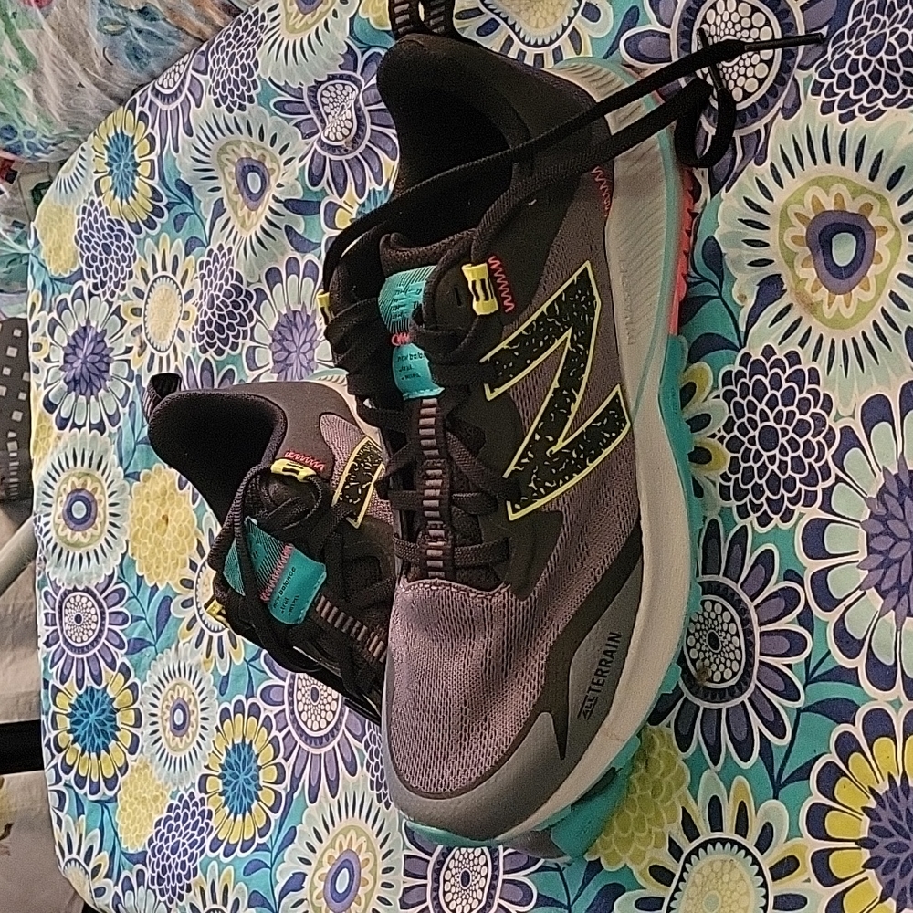EUC Women's New Balance size 10